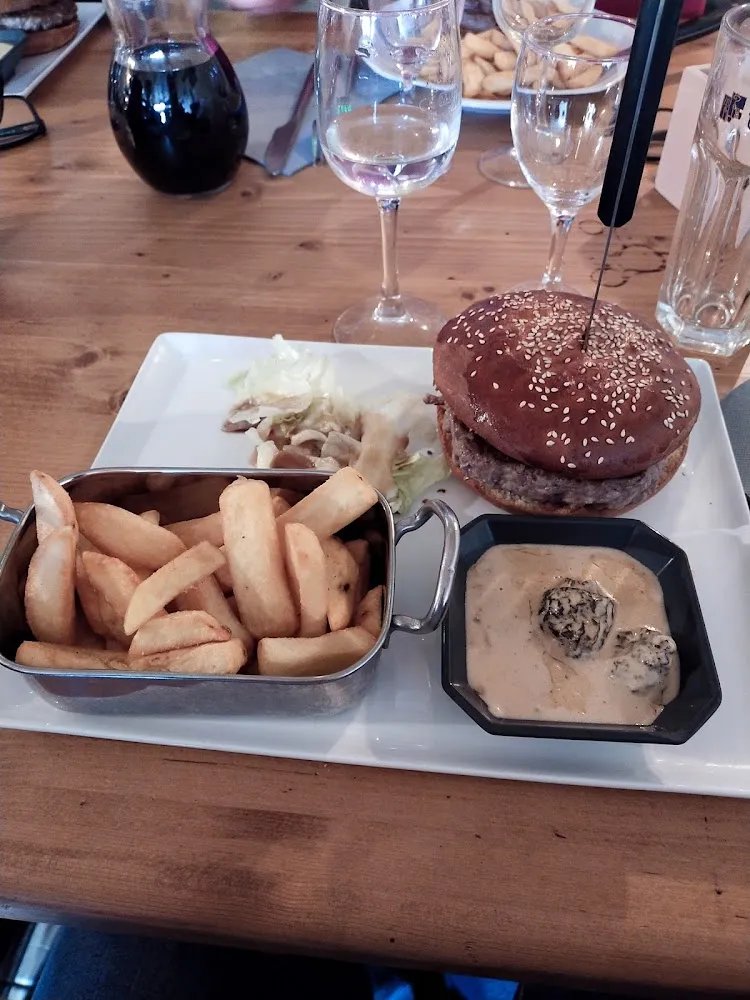 Burger Avec Sauce Aux Morilles Et Au Vin Jaune